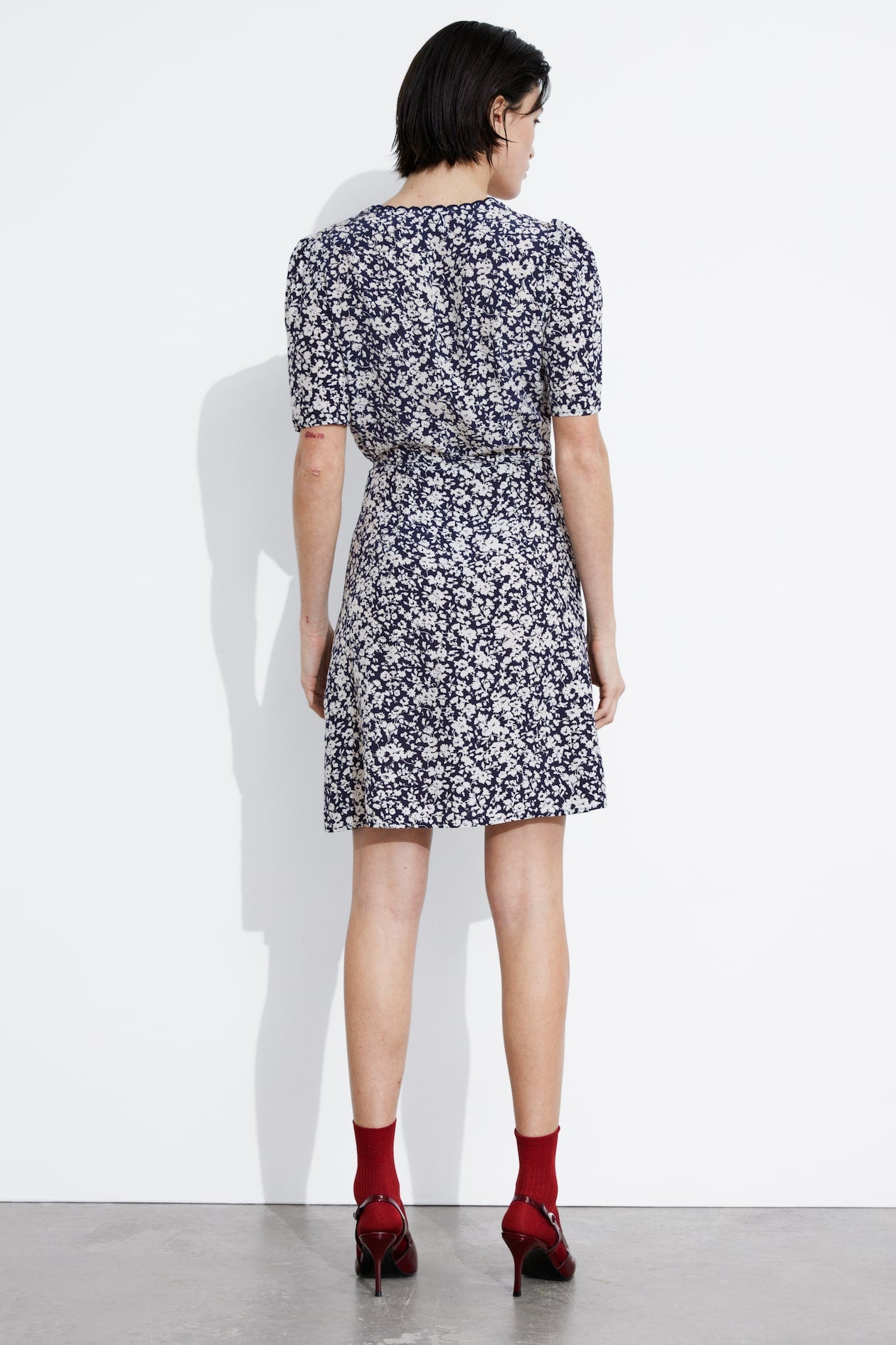 Printed Scallop Wrap Mini Dress - Dark Blue/White Floral Print - Ladies | H&M GB