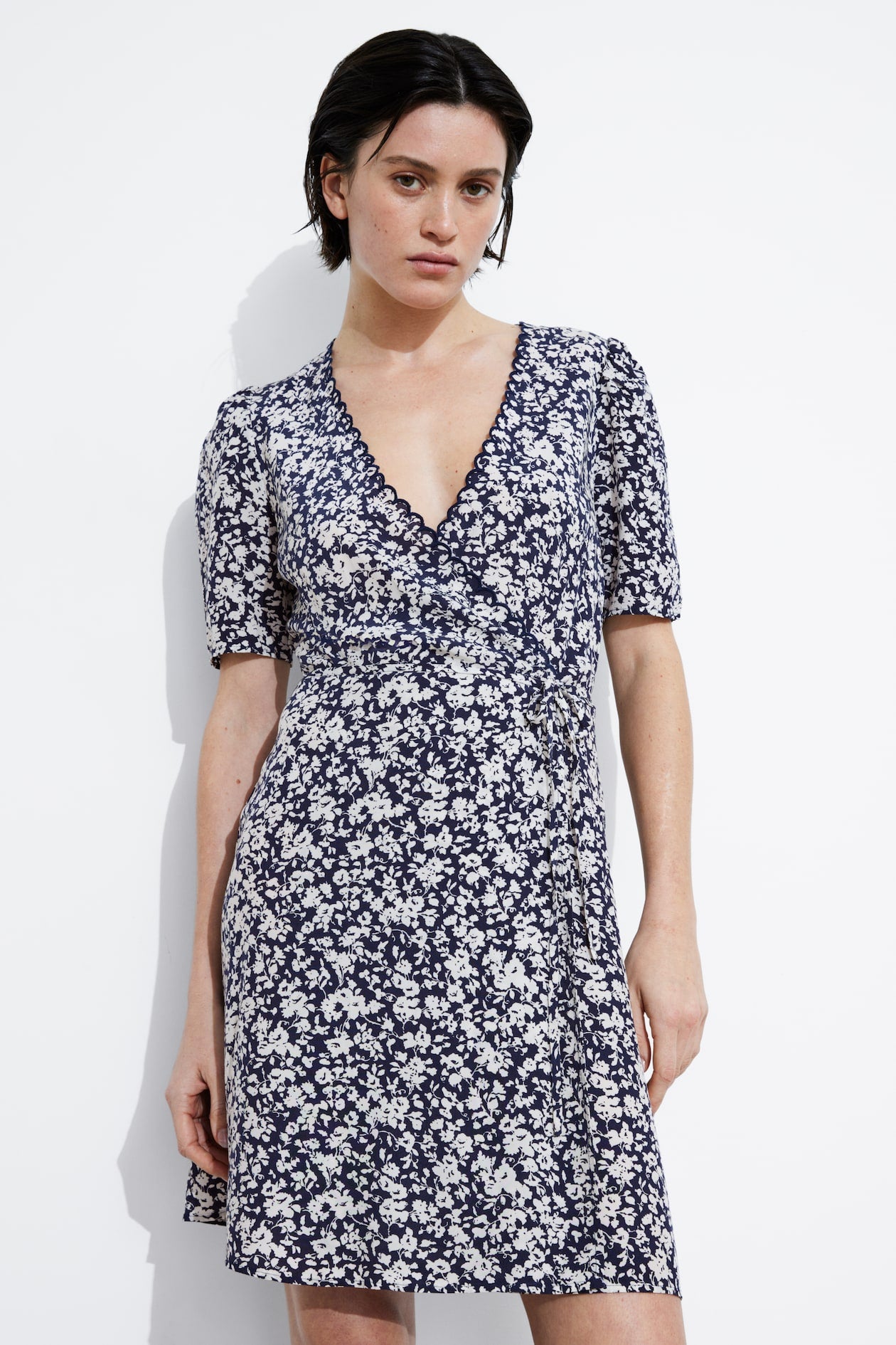 Printed Scallop Wrap Mini Dress - Dark Blue/White Floral Print - Ladies | H&M GB