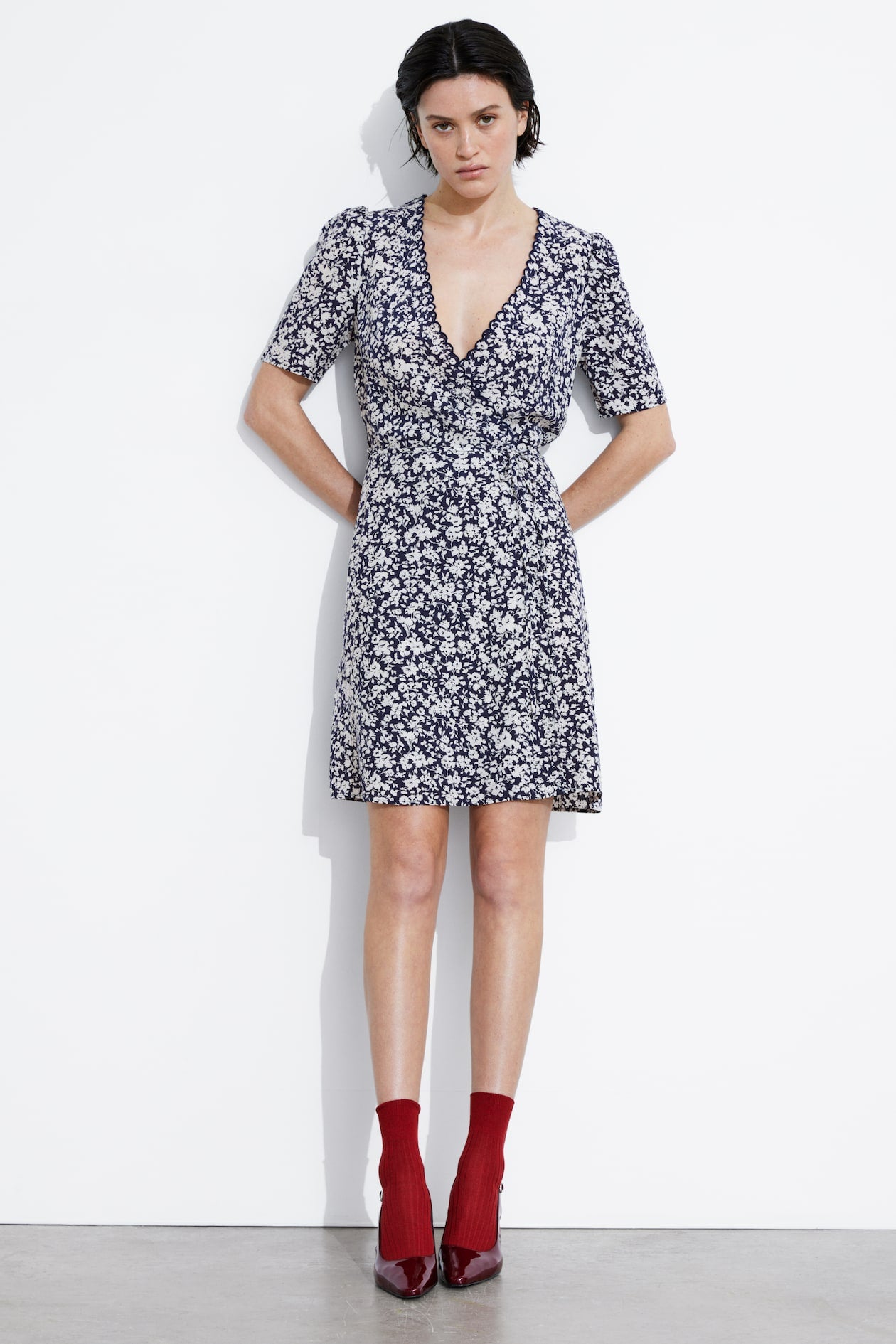 Printed Scallop Wrap Mini Dress - Dark Blue/White Floral Print - Ladies | H&M GB