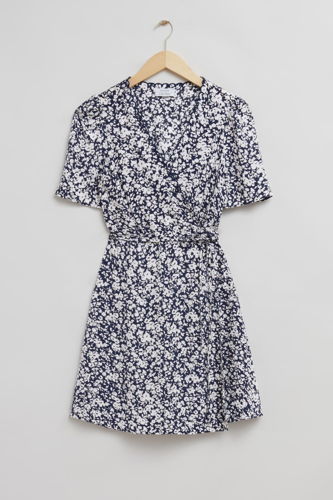 Printed Scallop Wrap Mini Dress - Dark Blue/White Floral Print - Ladies | H&M GB